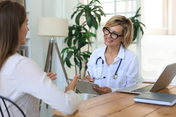 Middle Aged Female Doctor Therapist Consultation Patient Office — Stock Photo, Image