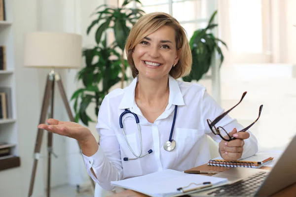 Vrouwelijke Dokter Therapeut Van Middelbare Leeftijd Consult — Stockfoto