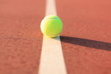 Açık yeşilimsi sarı tenis topu çizgide.