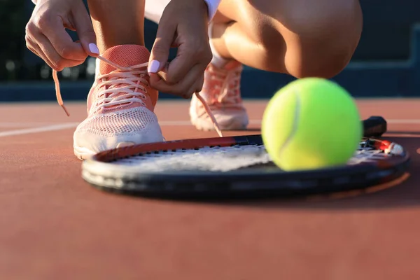 Sport Kobieta Przygotowuje Się Gry Tenisa Wiązania Sznurowadła Świeżym Powietrzu — Zdjęcie stockowe