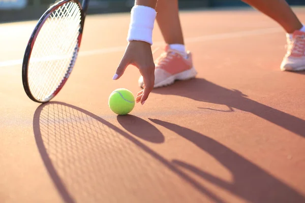 Tennisspieler Hebt Während Des Spiels Einen Tennisball Vom Sandplatz — Stockfoto