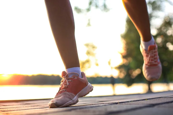 Vrouw Runner Benen Schoenen Actie Weg Buiten Bij Zonsondergang — Stockfoto