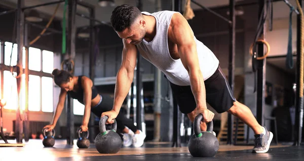 Deportivo Hombre Mujer Haciendo Push Gimnasio — Foto de Stock