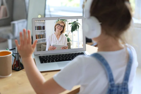 Enseignement Distance Petite Fille Joyeuse Dans Les Écouteurs Aide Ordinateur — Photo