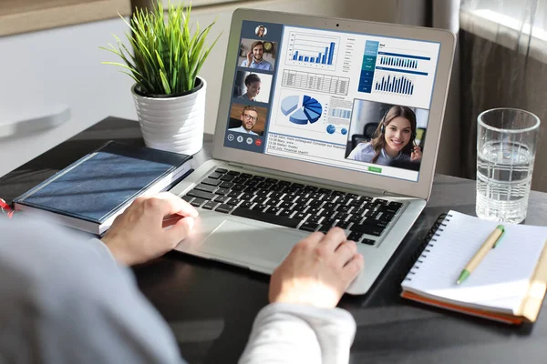 Mujer Negocios Con Auriculares Hablando Con Sus Colegas Videoconferencia Equipo — Foto de Stock