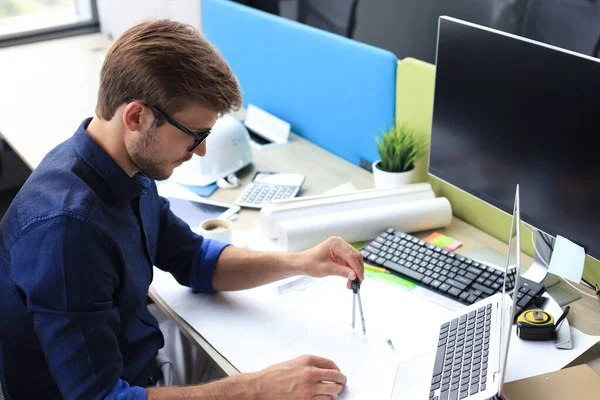 Fotografía Apuesto Arquitecto Masculino Trabajando Diseño Oficina — Foto de Stock