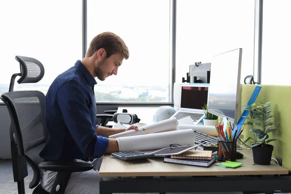 Hombre Negocios Joven Atractivo Dibujando Algo Mientras Trabaja Oficina — Foto de Stock