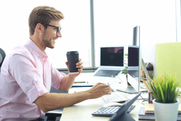 Pensativo Joven Hombre Negocios Camisa Trabajo Utilizando Computadora Mientras Está — Foto de Stock