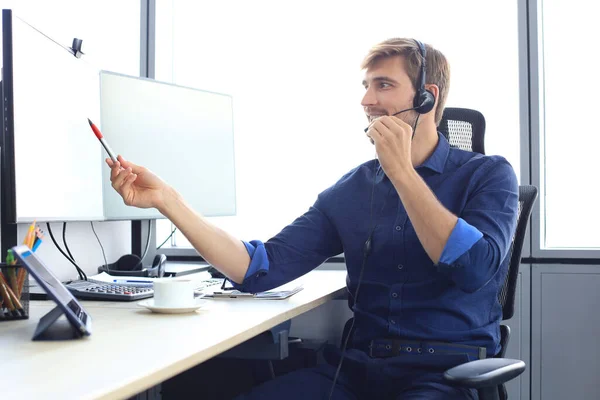 Gelukkig Jong Mannelijk Customer Support Executive Werken Kantoor — Stockfoto