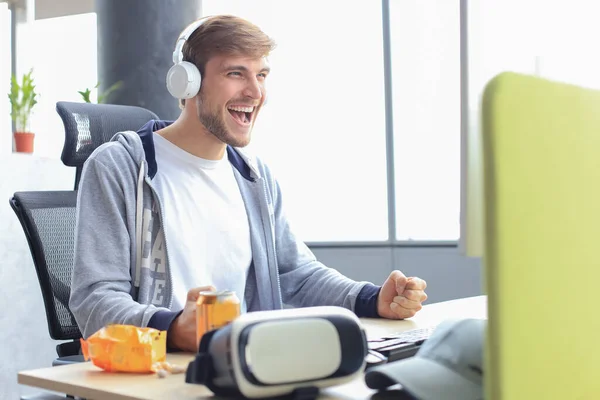 Joven Sonriente Con Ropa Casual Usando Computadora Retransmisión Video Video — Foto de Stock