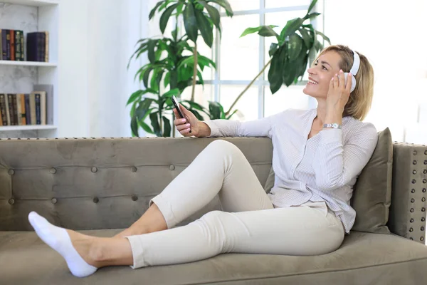 Hermosa Mujer Mediana Edad Que Relaja Sofá Usando Teléfonos Inteligentes —  Fotos de Stock