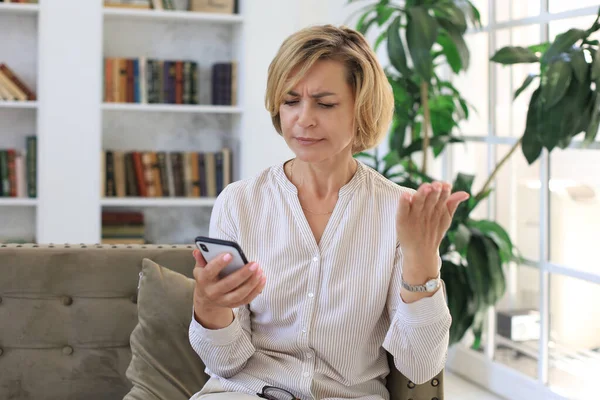 Gülümseyen Orta Yaşlı Kadın Telefonu Tutuyor Mobil Cihaz Uygulamaları Kullanıyor — Stok fotoğraf