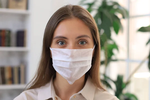 Jeune Femme Sous Masque Médical Maison Pendant Situation Épidémique — Photo