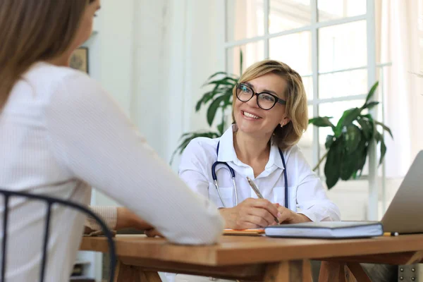 Middle Aged Female Doctor Therapist Consultation Patient Office — Stock Photo, Image