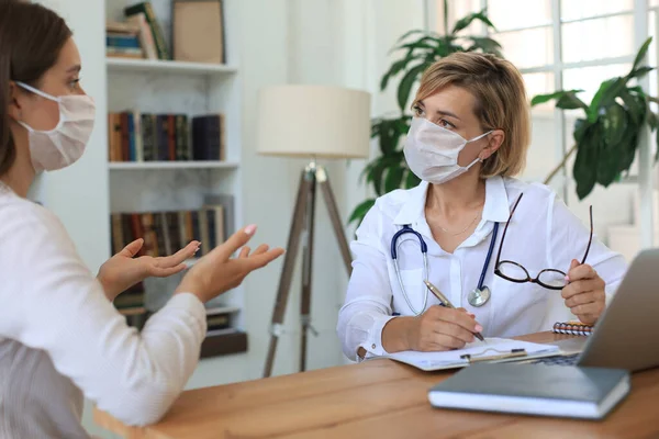 Middle Aged Female Doctor Therapist Consultation Patient Office — Stock Photo, Image