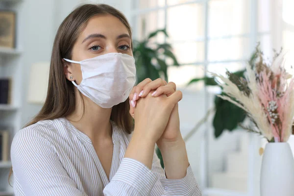 Ung Kvinna Medicinsk Mask Hemma Epidemin — Stockfoto