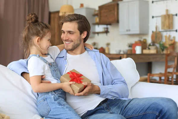 Schattige Dochter Verrast Papa Klein Meisje Presenteert Geschenkdoos Aan Vader — Stockfoto