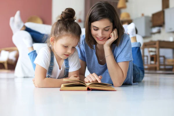 Mère Petite Fille Lisent Livre Ensemble Couchés Sur Sol Dans — Photo