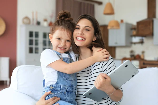 Feliz Madre Cariñosa Abrazando Pequeña Hija Pasar Tiempo Juntos Casa — Foto de Stock