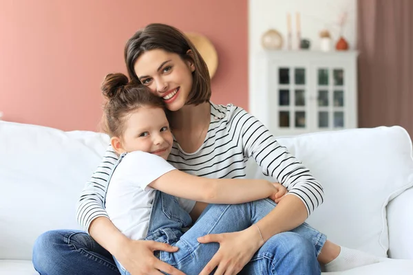 Gelukkig Liefdevolle Moeder Knuffelen Kleine Dochter Tijd Doorbrengen Samen Thuis — Stockfoto