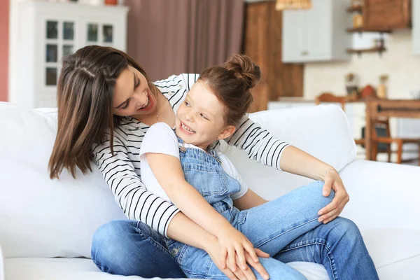 Gelukkig Liefdevolle Moeder Knuffelen Kleine Dochter Tijd Doorbrengen Samen Thuis — Stockfoto