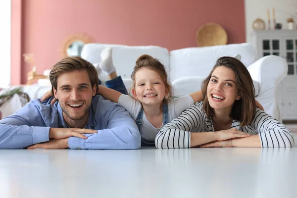 Jonge Blanke Familie Met Kleine Dochter Poseren Ontspannen Vloer Woonkamer — Stockfoto