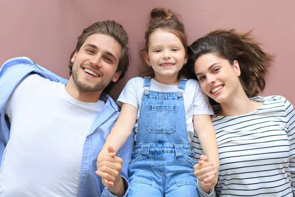 Vista Dall Alto Ritratto Giovani Genitori Sorridenti Con Piccola Figlia — Foto Stock