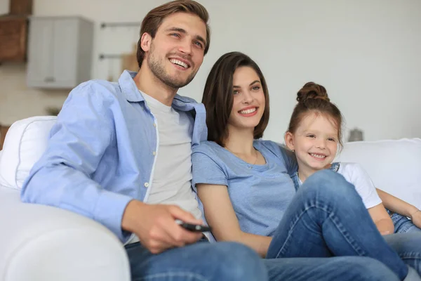 Gelukkig Gezin Met Kind Zitten Bank Kijken Jonge Ouders Omarmen — Stockfoto