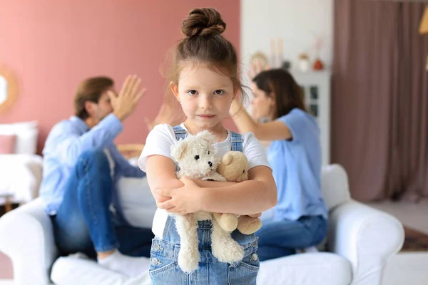 Jonge Ouders Zitten Tegenover Elkaar Bank Luid Vloeken Gebaren Met — Stockfoto