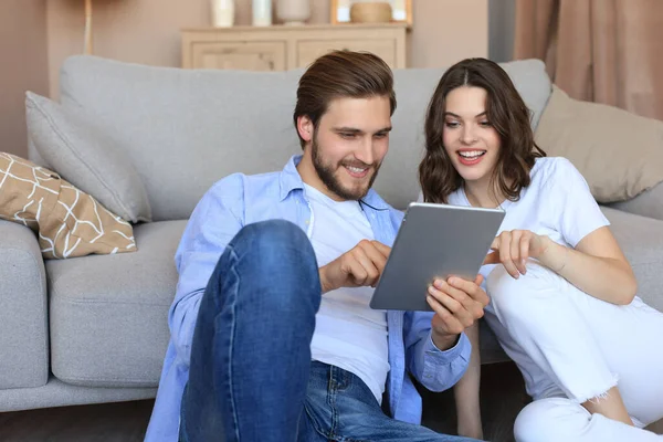 Pareja Feliz Sentado Planificación Nueva Decoración Del Hogar Casa Con —  Fotos de Stock