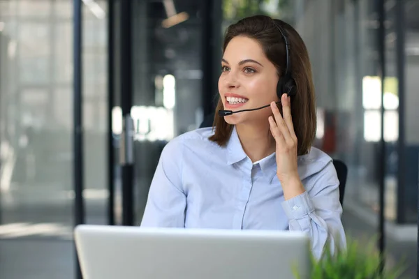 Opérateur Soutien Clientèle Féminin Avec Casque Sourire — Photo