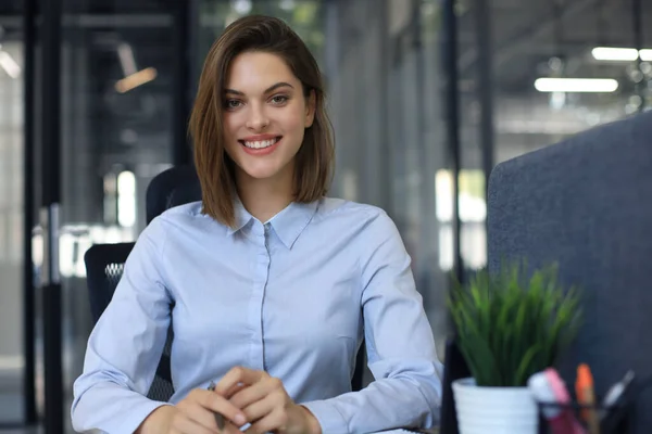 Glimlachende Zakenvrouw Die Naar Camera Kijkt Een Conferentie Zakelijk Gesprek — Stockfoto