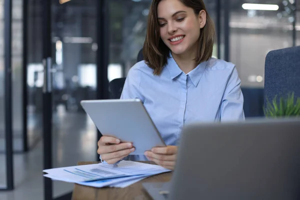 Atractiva Mujer Sonriente Trabajando Una Tableta Oficina Moderna — Foto de Stock