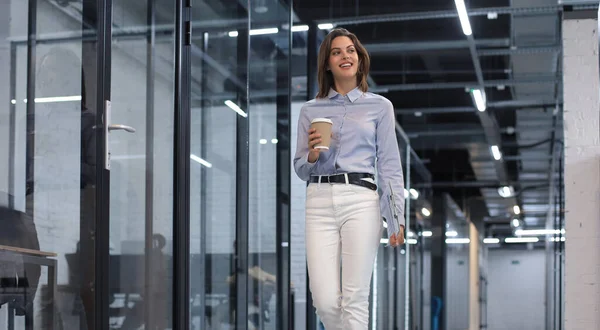 Femme Affaires Marchant Long Couloir Bureau Avec Tasse Papier — Photo