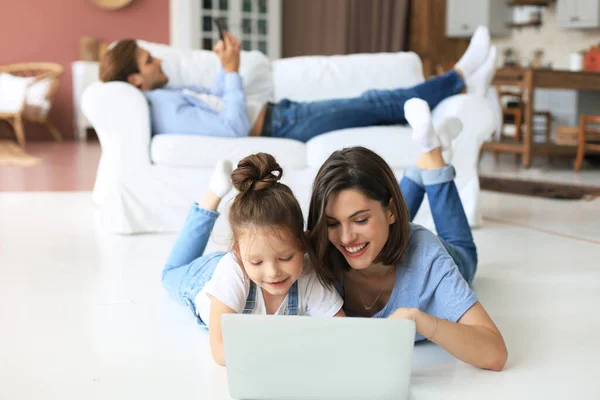 Mãe Feliz Menina Criança Olhando Para Laptop Tela Falando Com — Fotografia de Stock