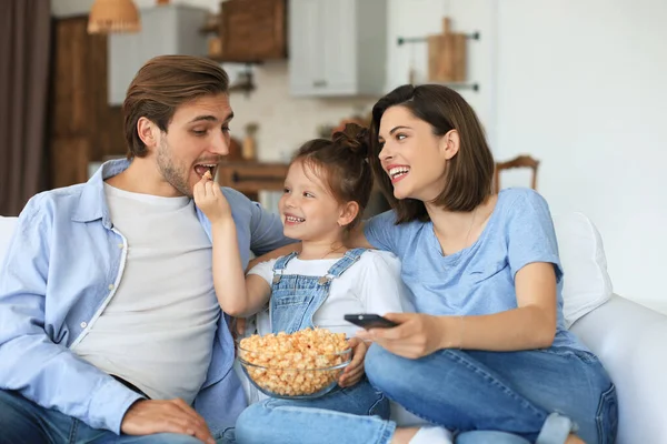 Familia Feliz Con Niño Sentado Sofá Viendo Televisión Comiendo Palomitas —  Fotos de Stock