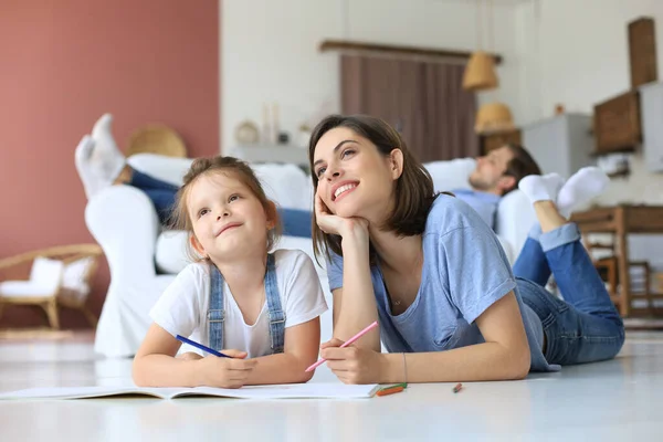 Mãe Feliz Smilling Filha Deitada Chão Quente Desfrutando Atividade Criativa — Fotografia de Stock