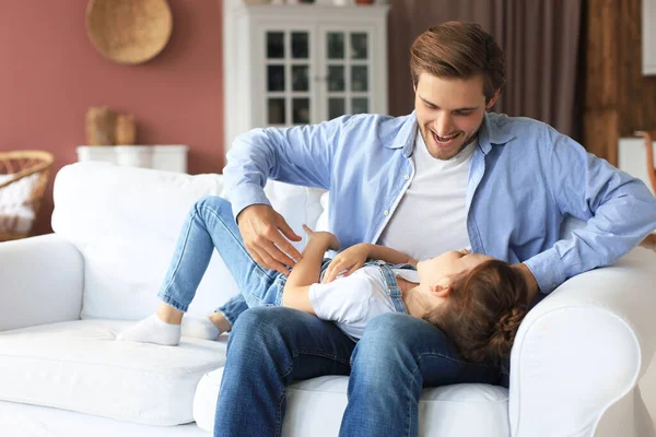 Sonriente Joven Padre Acostado Sofá Sala Estar Jugar Con Pequeña —  Fotos de Stock