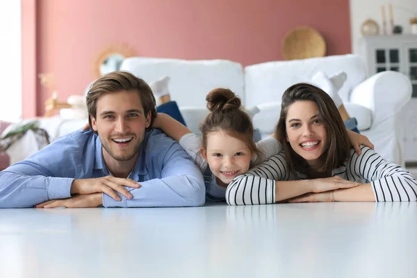 Giovane Famiglia Caucasica Con Piccola Figlia Posa Rilassarsi Sul Pavimento — Foto Stock