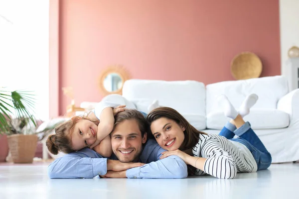 Joven Familia Caucásica Con Pequeña Hija Pose Relajarse Suelo Sala — Foto de Stock