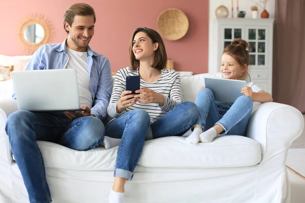 Père Mère Fille Utilisant Des Appareils Électroniques Assis Sur Canapé — Photo