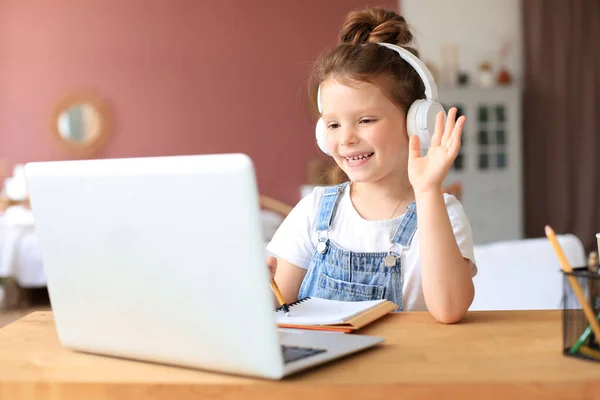 Afstandsonderwijs Vrolijk Meisje Meisje Hoofdtelefoon Met Behulp Van Laptop Studeren — Stockfoto