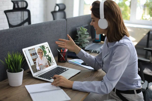 Junge Geschäftsfrau Mit Kopfhörer Videokonferenz Mit Kollegin Laptop Büro Fernarbeit — Stockfoto