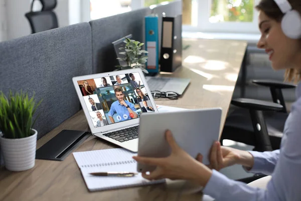 Geschäftsfrau Mit Kopfhörer Gespräch Mit Ihren Kollegen Einer Videokonferenz Multiethnisches — Stockfoto