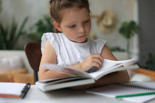 Kislány Otthon Asztalnál Házi Feladatot Csinál Tanulmányozza Anyagot Könyvet Olvas — Stock Fotó