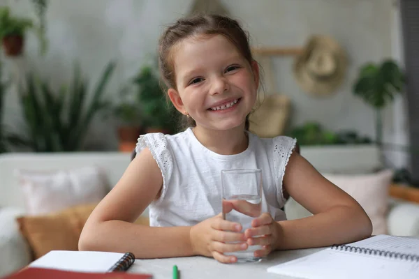 Szczęśliwa Dziewczynka Trzyma Krystalicznie Nieruchomą Wodę Mineralną Szkle Małe Dziecko — Zdjęcie stockowe