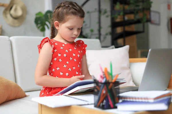 Klein Meisje Zit Thuis Aan Het Bureau Doet Huiswerk Zelfstudie — Stockfoto