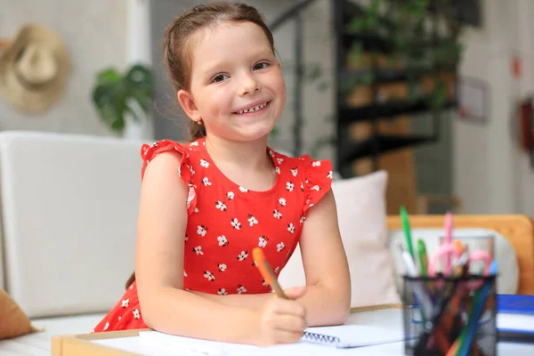 Mała Dziewczynka Siedzi Domu Odrabia Lekcje Uczy Się Materiału Czyta — Zdjęcie stockowe