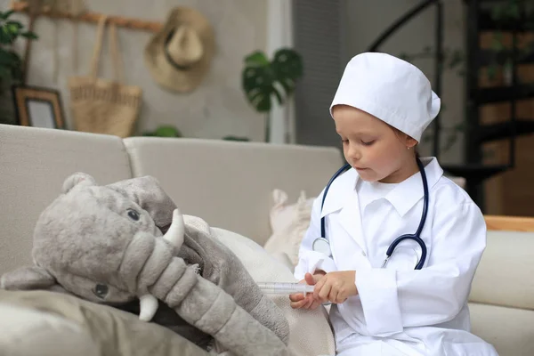 Adorabile Bambino Vestito Medico Che Gioca Con Elefante Giocattolo Controllando — Foto Stock