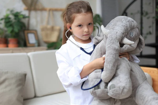 Adorabile Bambino Vestito Medico Che Gioca Con Elefante Giocattolo Controllando — Foto Stock